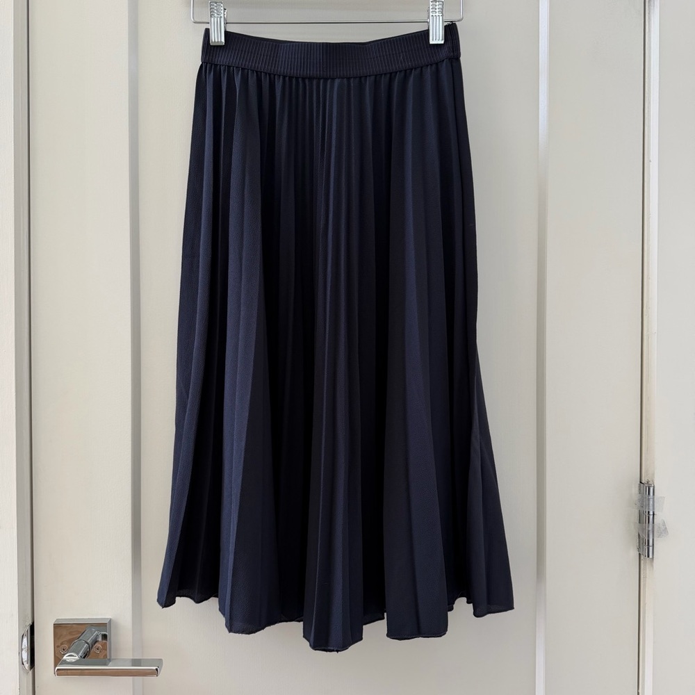 H&M NAVY BLUE PLEATED A-LINE SKIRT SIZE 6